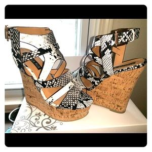 Izabella Rue Wedge